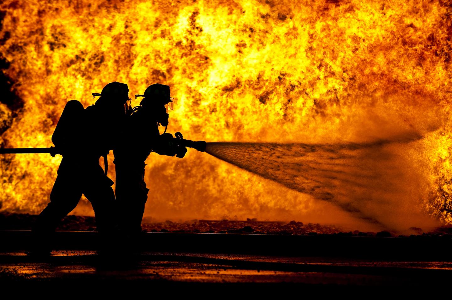 Les pompiers sont exposÃ©s Ã  des brÃ»lures de vapeur causÃ©es par leur propre sueur. 