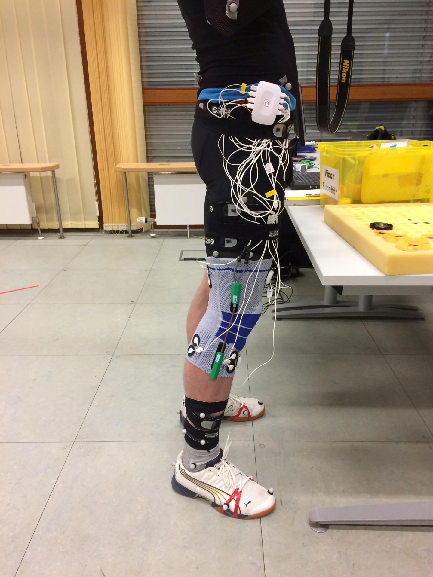 Mobile Sensors Measure the Movement of the Knee Joint