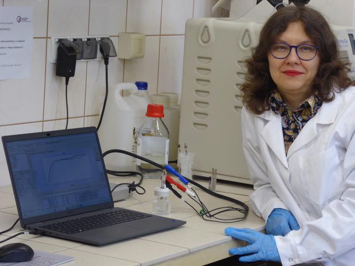 Dr. Eng. Magdalena Warczak at the measuring system with a glassy carbon electrode covered with powder obtained from spent lithium-ion batteries.