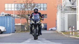 Michael Kappel from the Institute of Thermodynamics and Sustainable Propulsion Systems at TU Graz on one of the test motorbikes.