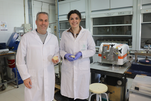 The researchers Luis Serrano and Esther Rincón with the pads developed