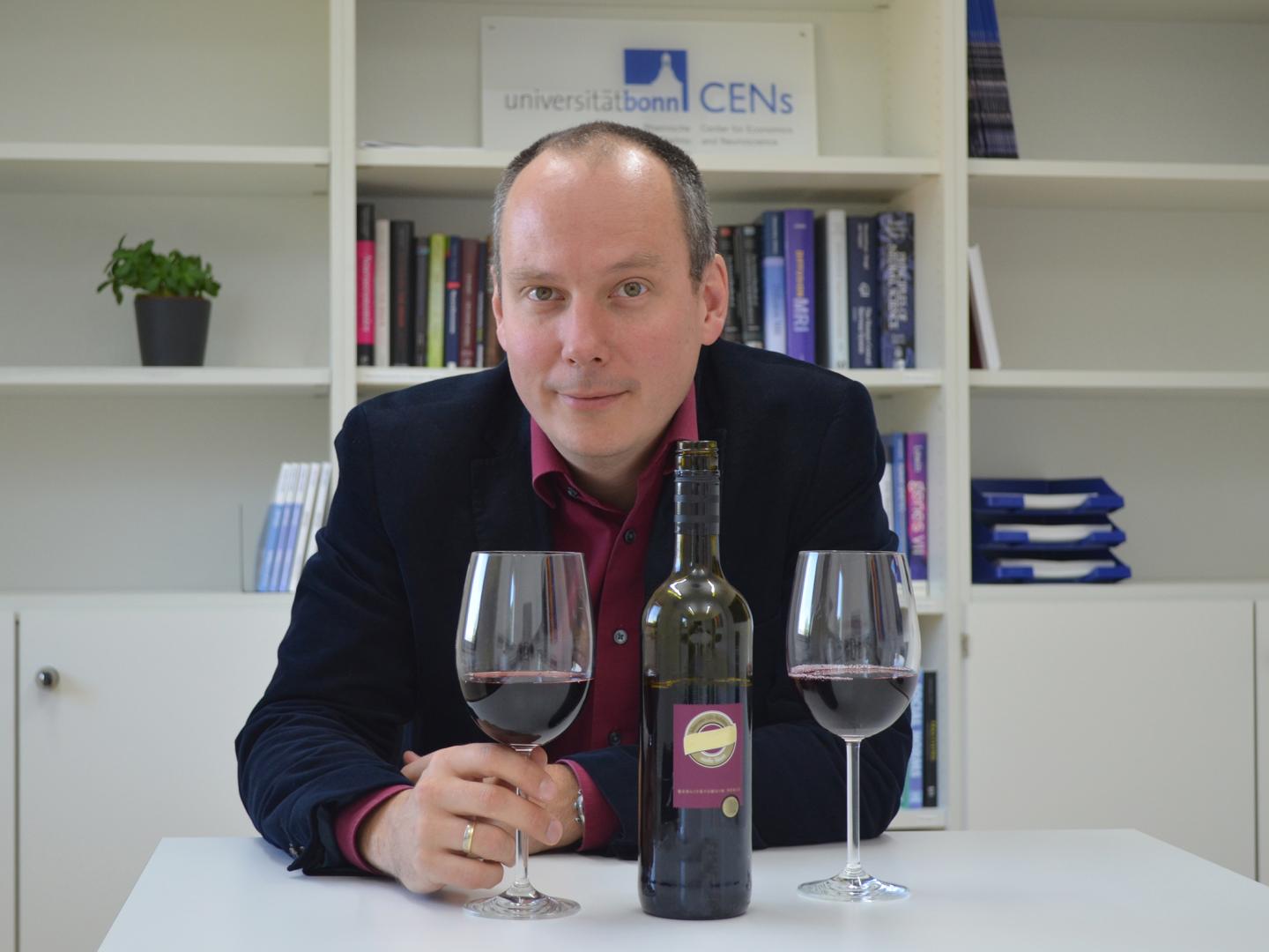 Right or Left Glass -- Which Wine Tastes Better?