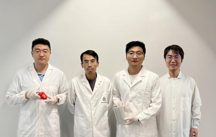 Prof. YANG Zhengbao (second left), Associate Professor at HKUST’s Department of Mechanical and Aerospace Engineering, with the three co-first authors of the study: HKUST postdoctoral fellow Dr. LI Xuemu (second right, holding a roll of printed glycine f