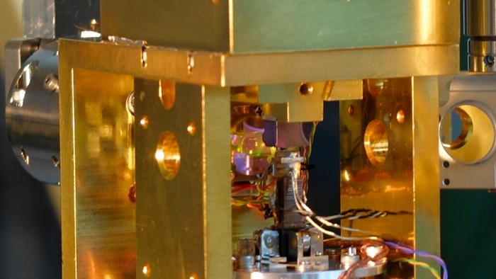 Observatie van Bose-Einstein-condensaten van excitonen in een bulkhalfgeleider met behulp van mid-infrarood geïnduceerde absorptiebeeldvorming gerealiseerd in een verdunningskoelkast