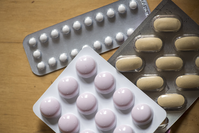 For people with dementia with Lewy bodies, treatment with acetylcholinesterase inhibitors, with or without memantine treatment, appears to be associated with both lower risk of mortality and duration of stay for unplanned hospital admissions for physical 