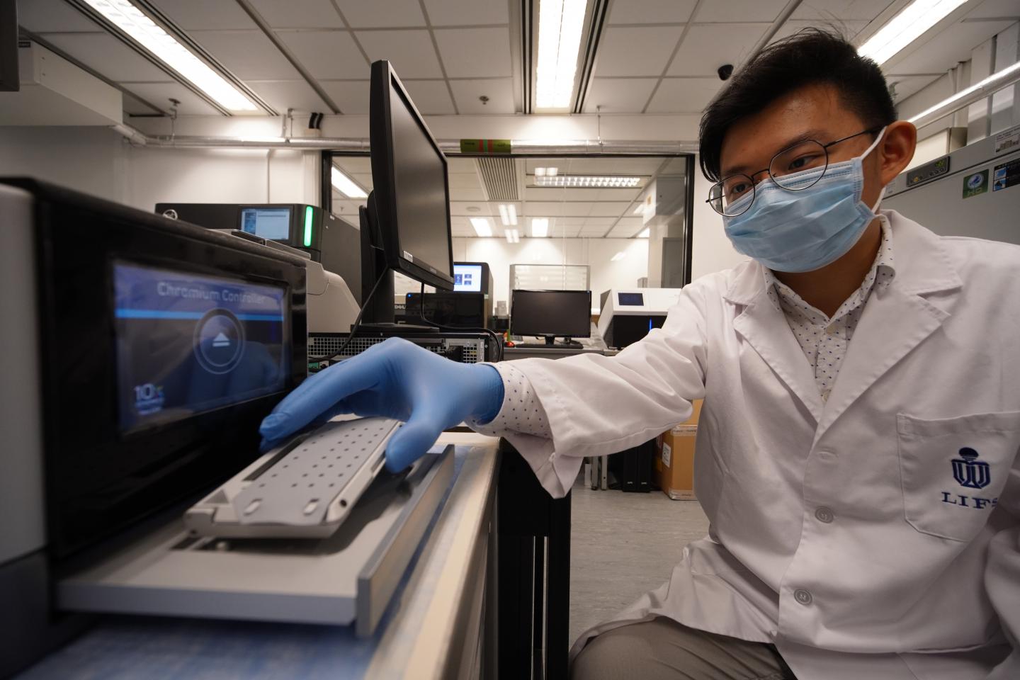 Researchers utilize the Chromium Controller to conduct single-cell transcriptome analysis.