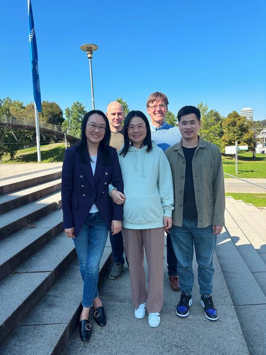 The Stuttgart team (from left to right): Prof. Laura Na Liu, Prof. Thomas Speck, Dr. Sisi Fan, Prof. Stephan Nussberger, Dr. Longjiang Ding.