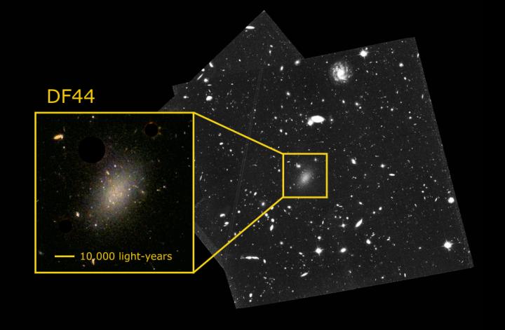 Imagen y ampliaciÃ³n (a color) de la galaxia ultra-difusa Dragonfly 44 tomada por el telescopio espacial Hubble