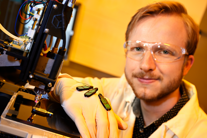 Image 3: Researcher Jeroen Sol with some of the 4D-printed beetles