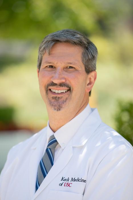 Steven Grossman, MD, PhD, is de co-hoofdonderzoeker van de studie, een medisch oncoloog bij Keck Medicine van USC en adjunct-directeur voor kankerdiensten bij USC Norris Comprehensive Cancer Center, onderdeel van Keck Medicine.