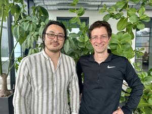 First author Kyojiro Ikeda and study leader Florian Raible (from left to right).