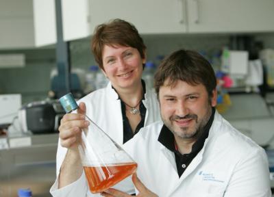 Olga Golyshina and Peter Golyshin with a Sample of Ferroplasma Acidiphilum