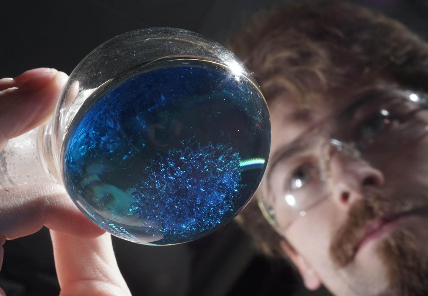 Laborgefäß mit Kristallen eines neuartigen Moleküls