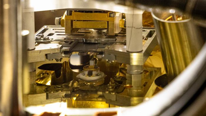 ultrahigh-vacuum atomic force microscope