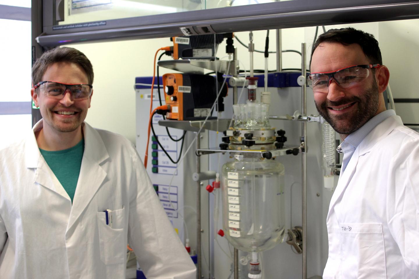 Paul Stockmann und Dr. Daniel Van Opdenbosch in their laboratory