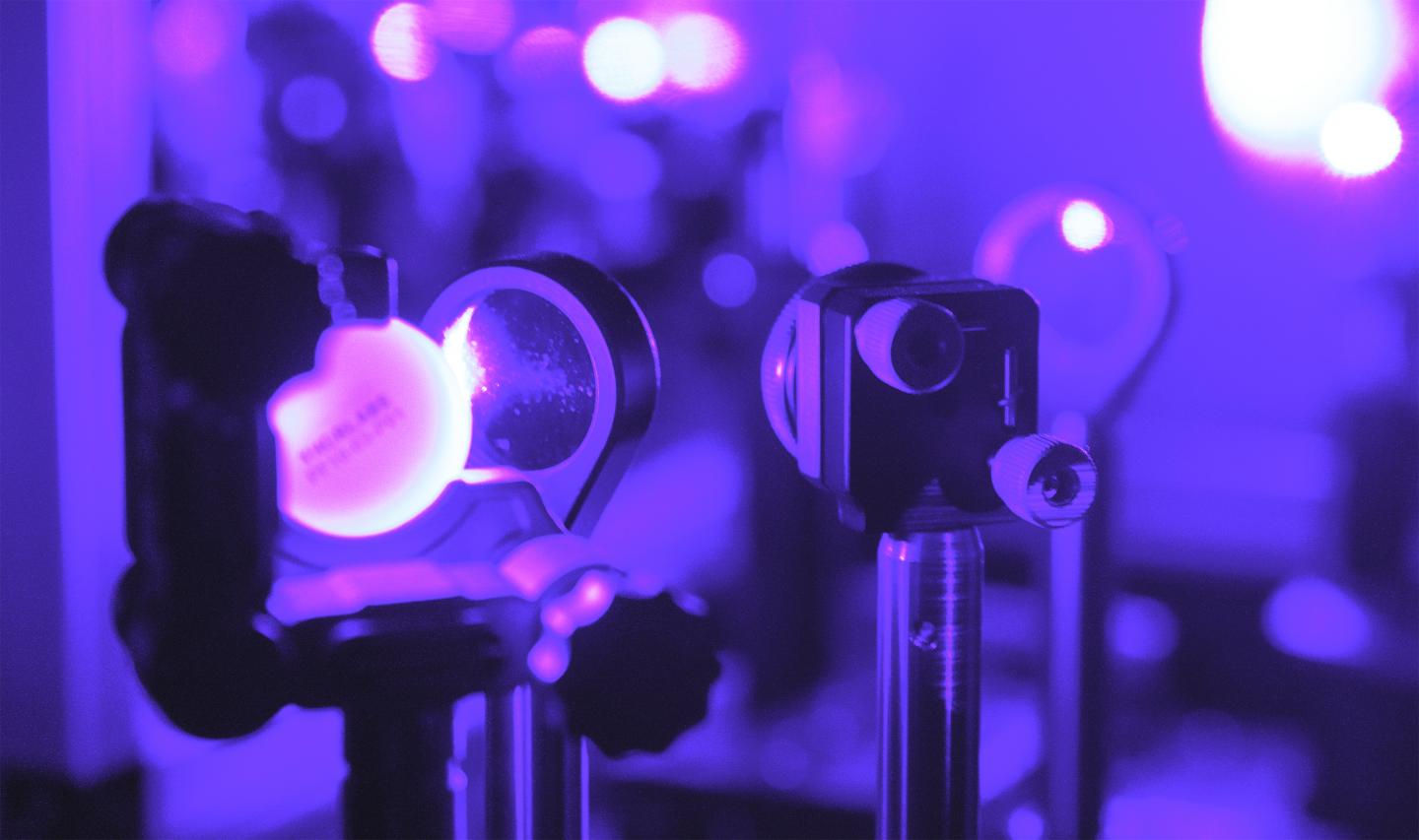 Laser Light in the Visible Range for Quantum Particle Pattern Detection
