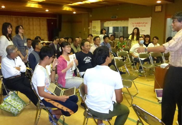 Residents and Kobe University students exchanging opinions on community development in the Akasaki district of Ofunato, Iwate Prefecture (courtesy of Prof. Matsuoka).