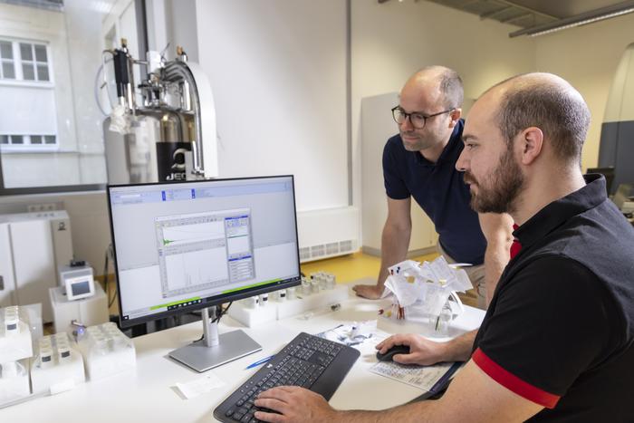 Michael Haas (left) and  Thomas Lainer from the Institute of Inorganic Chemistry at TU Graz.