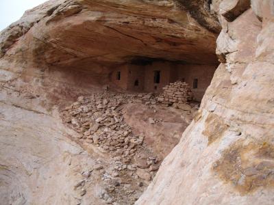 Anasazi Cliff Dwelling Near Dinosaur Site
