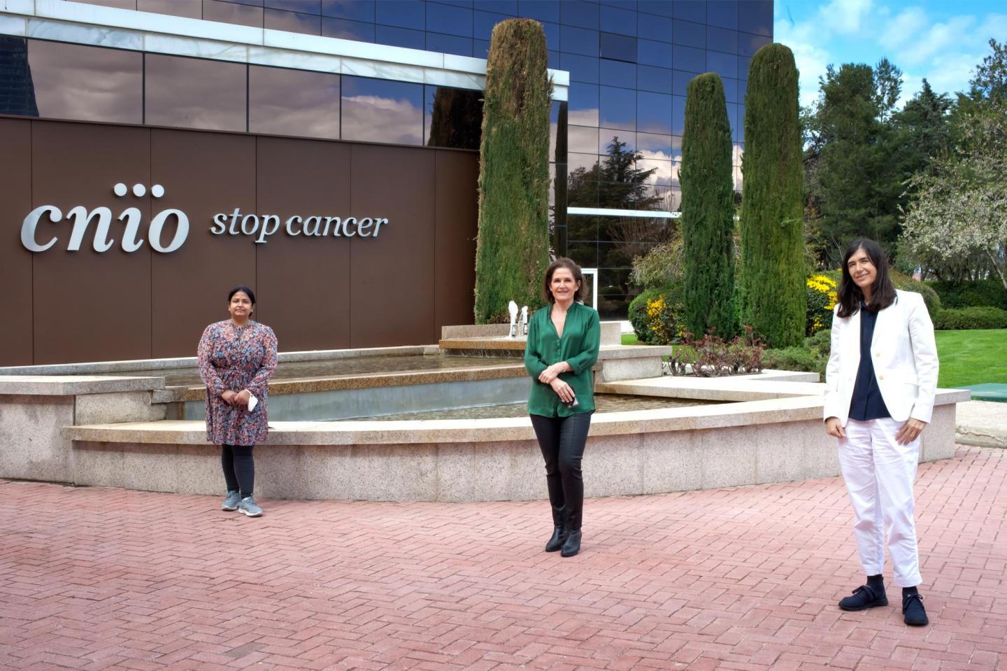 From left to right, Sarita Saraswati, Paula Martínez and Maria A. Blasco, from the CNIO's Telomeres and Telomerase Group.