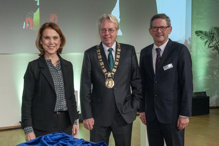 Baden-Württemberg’s Minister for Science, Research, and the Arts, Petra Olschowski, and the Chairman of KIT’s Supervisory Board, Professor Michael Kaschke, presented the chain of office to Professor Jan S. Hesthaven, the new President of KIT. (Photo: