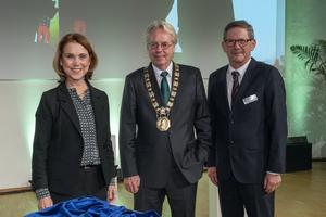 Baden-Württemberg’s Minister for Science, Research, and the Arts, Petra Olschowski, and the Chairman of KIT’s Supervisory Board, Professor Michael Kaschke, presented the chain of office to Professor Jan S. Hesthaven, the new President of KIT. (Photo: