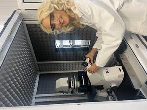 Dr. Melanie Köhler at the atomic force microscope