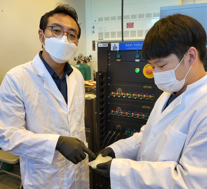Researchers Seung Woo Lee and Michael J. Lee