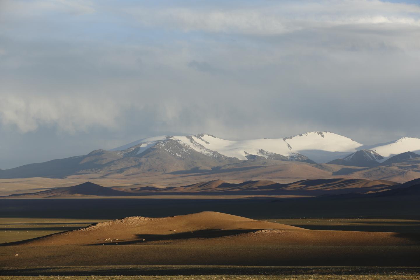 Snowy mountain peaks of Northern Tibet