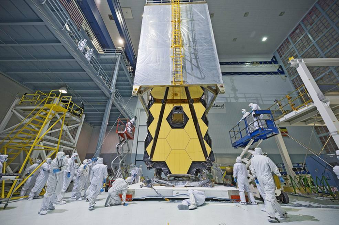 NASA's James Webb Space Telescope is enclosed in a "clean tent" (2017)