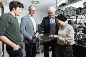 ERC Synergy Grant for the ATHENS project team. From left: Adrian Schwarzenberger, Professor Stefan Bräse, Professor Christian Koos, Hend Kholeif (photo: Amadeus Bramsiepe, KIT).