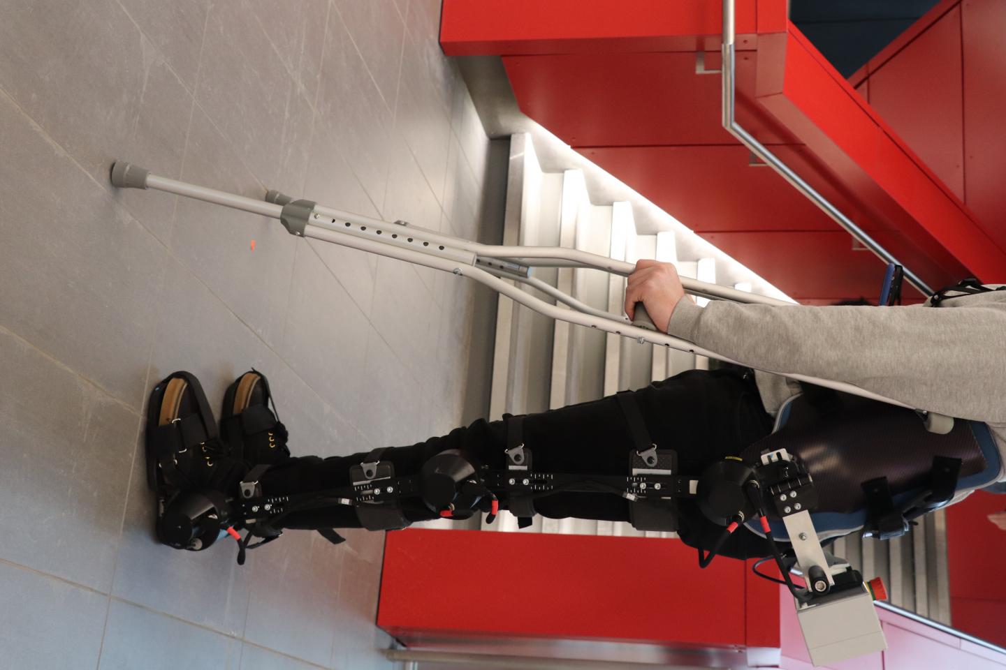 Exoskeleton leg capable of thinking and moving on its own using sophisticated artificial intelligence technology