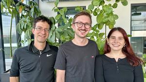 From left to right: Max Perutz Labs group leader Florian Raible, first authors and doctoral students Alexander Stockinger and Leonie Adelmann.