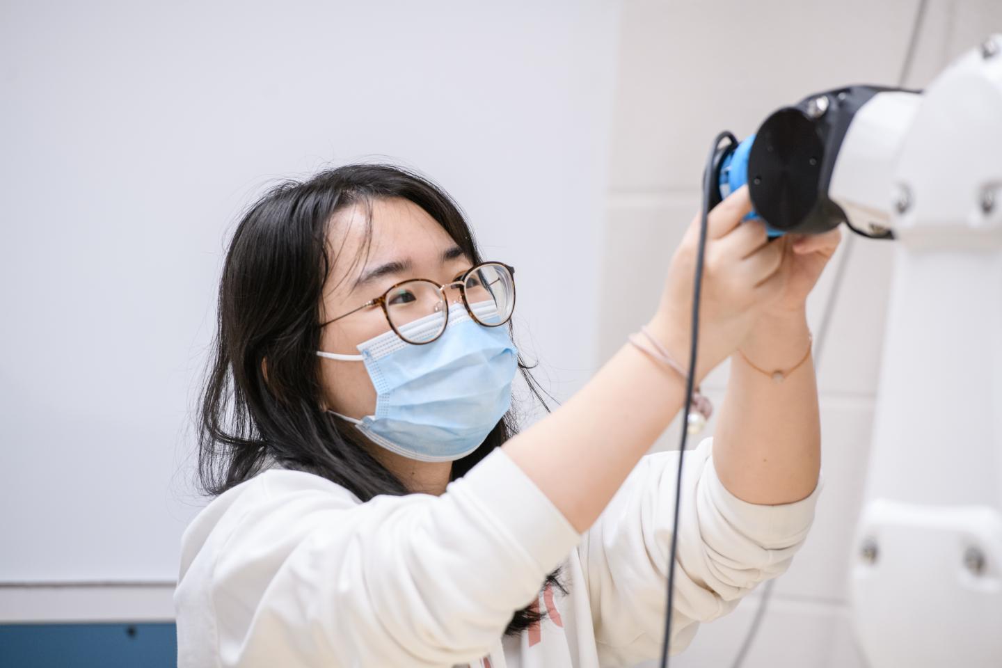 Driving pharmaceutical manufacturing with new benchtop industrial robot