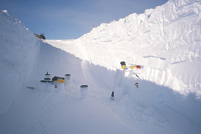 Collecte de micrométéorites dans les régions centrales antarctiques, à Dôme C en 2002. Prélèvement de neige.