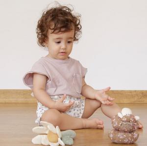 A toddler during one of the experiments of the research