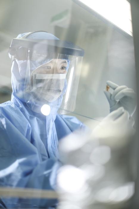 FU Qiaomei is observing ancient sample for powder-drilling in the clean room