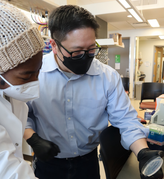 ?	Peter Chien (r) and UMass undergraduate researcher Oluwabusola Oreofe (l) running experiments in the Chien lab.