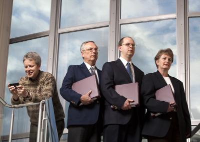 Social Outsiders Help Teams Perform Better