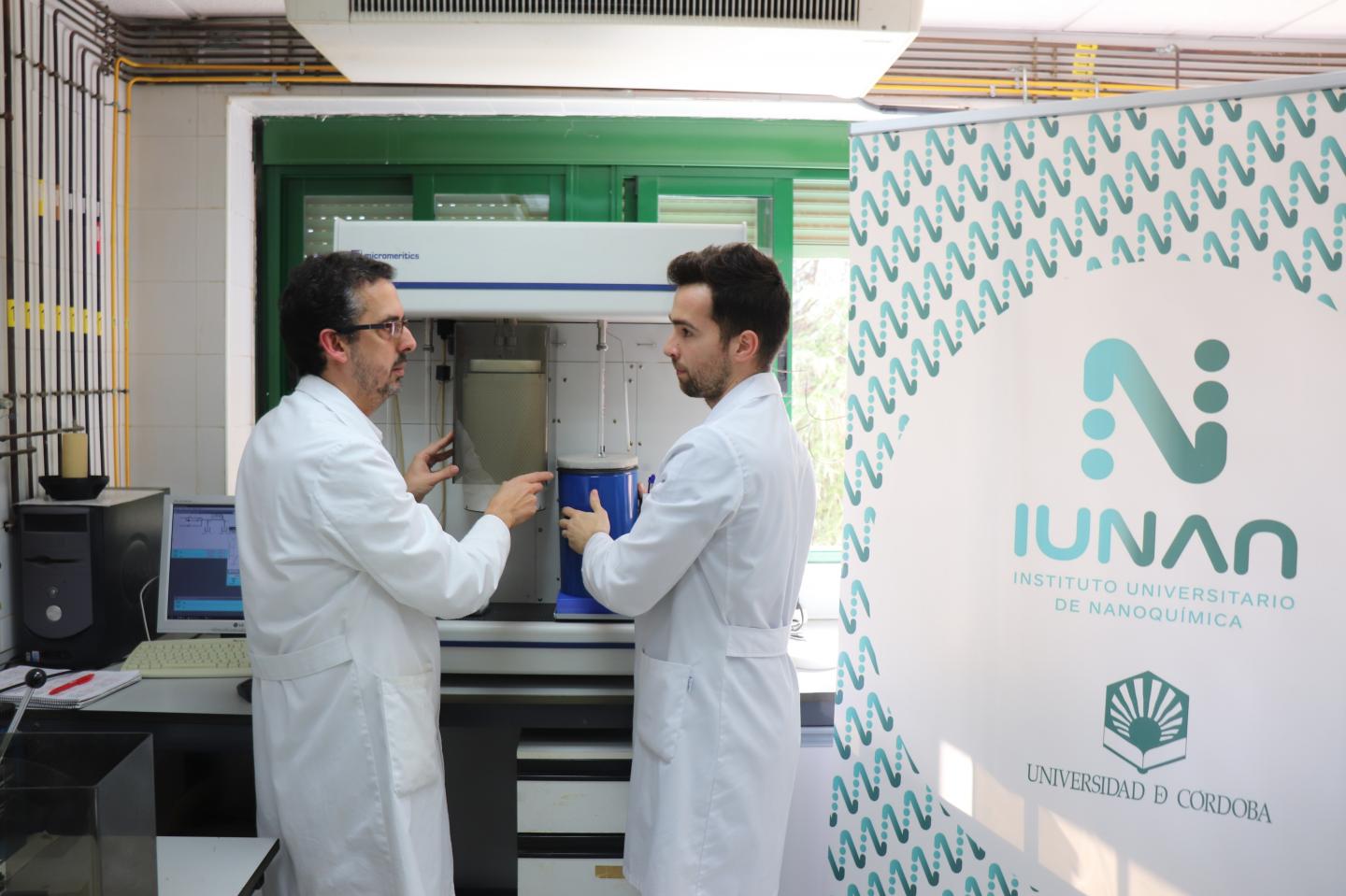 Álvaro Caballero(left.) and Fernando Luna,  working in the laboratory