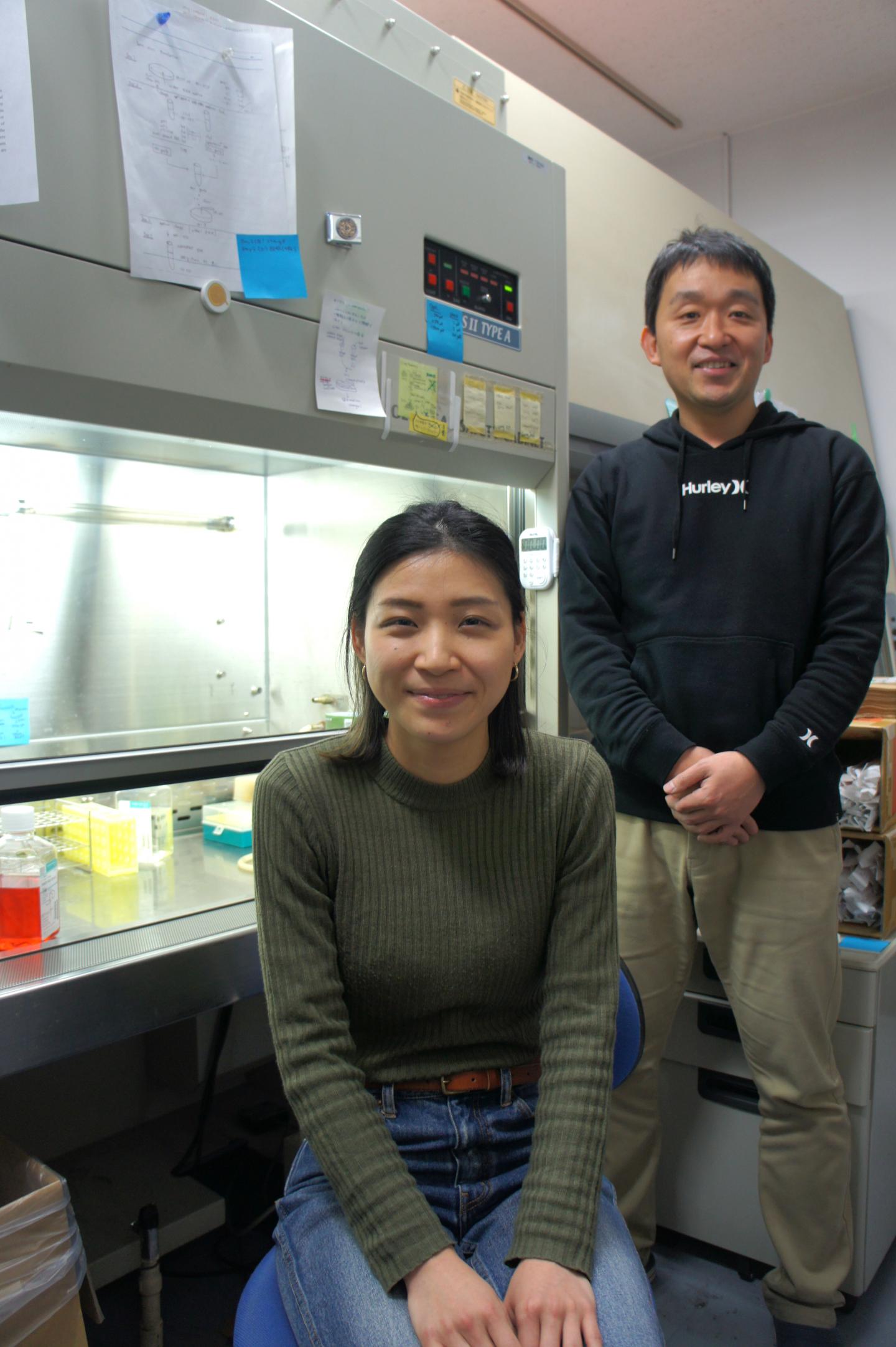 Takeshi Ichinohe (right) and Miyu Moriyama, University of Tokyo 