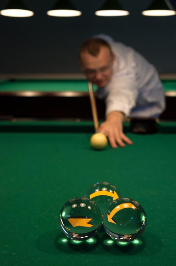 Three Adjoining Droplets Store Binary Information in the Direction of Rotation of Chemical Fronts