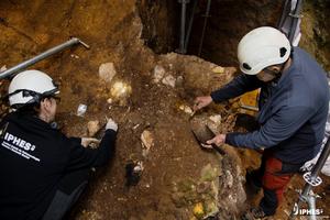 Archaeological excavation work at level TE7 of the Sima del Elefante (Sierra de Atapuerca, Burgos).