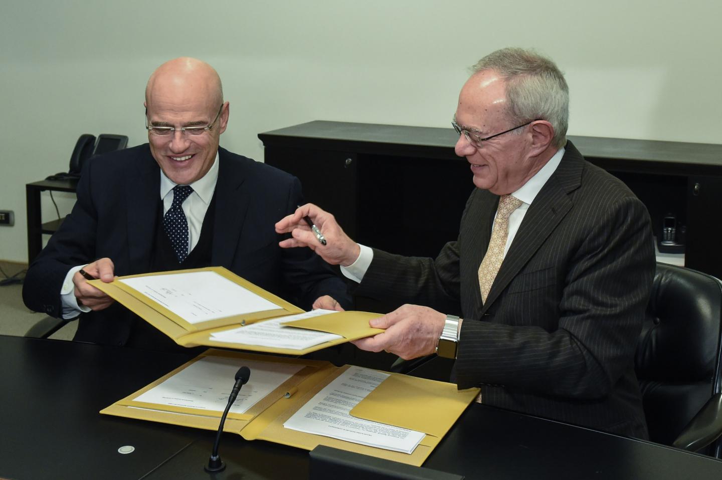 Eni CEO Claudio Descalzi and MIT President L. Rafael Reif Sign Agreement