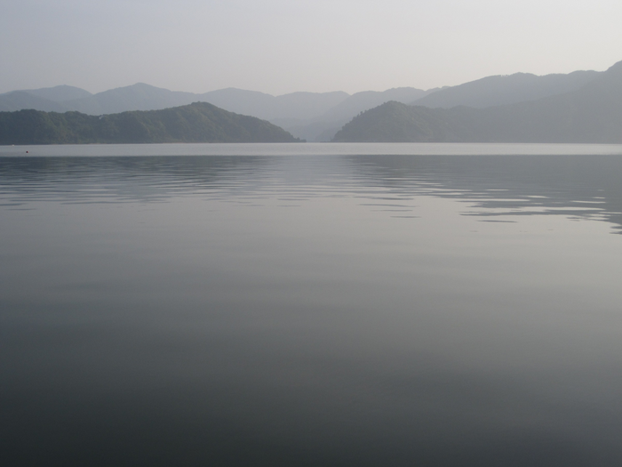 福井県水月湖。世界の地質学者から「奇跡の湖」として知られる