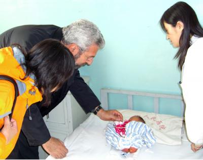 Richard Finnell with Newborn in Shanxi Province
