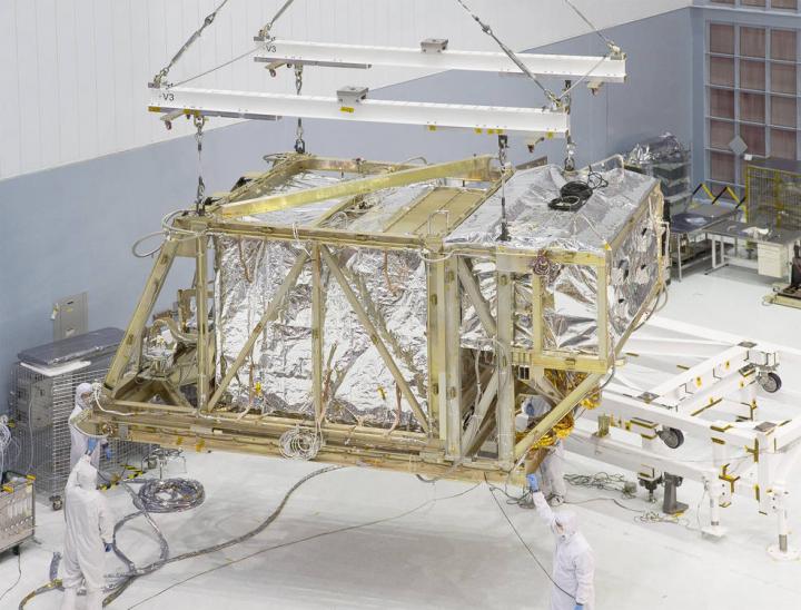 Team Lifts the Integrated Science Instrument Module (ISIM) Structure