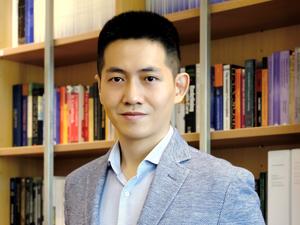 SMU Associate Professor Daniel Zheng