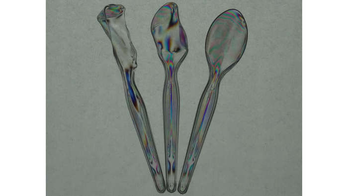 Stochastic stress-induced birefringence in plastic spoons left in the hot sun is visualized by polarization-filtered staining