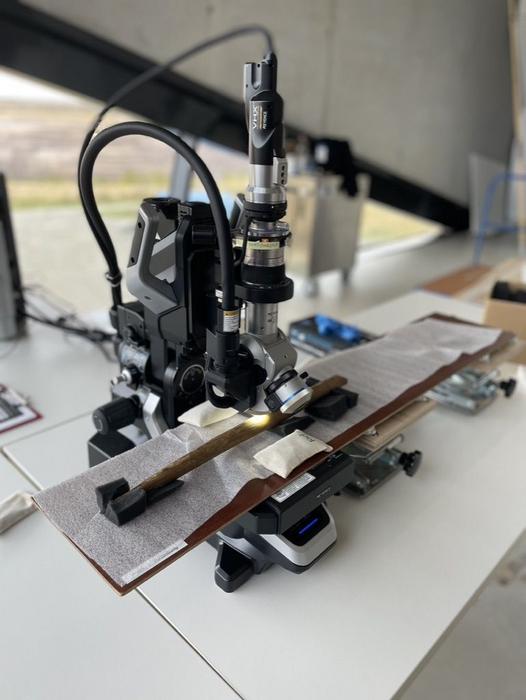 Throwing stick under the 3D microscope: this allows the details of the methods used to process the wood to be investigated at high resolution.